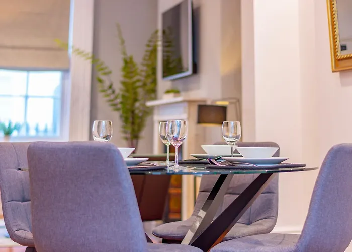 Luxury Spacious Flat For 4 Guests & Free Parking