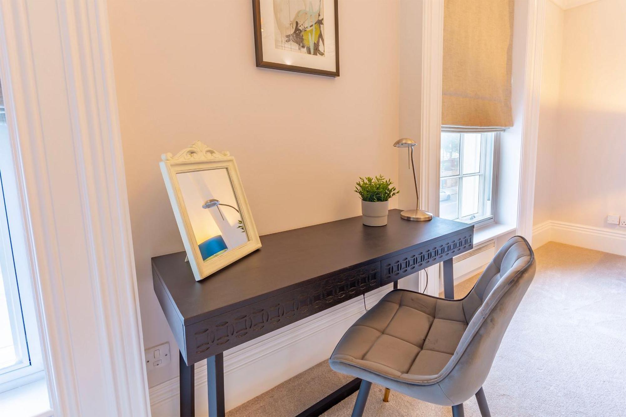 Luxury Spacious Flat For 4 Guests & Free Parking Apartment *